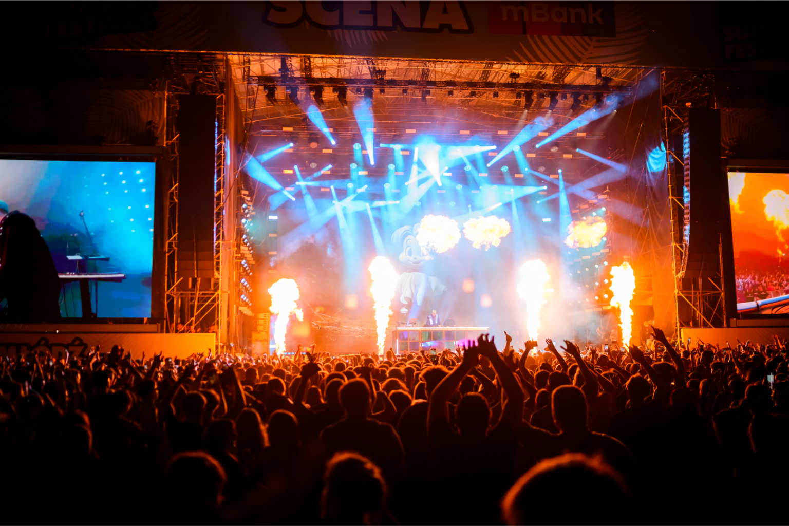 Konsertti ja valoshow festivaalilla Puolassa