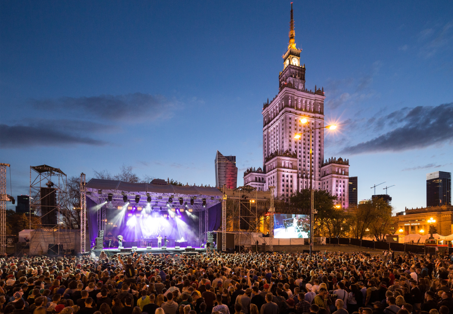 Konsertti Kulttuuri- ja tiedepalatsin edessä Varsovassa