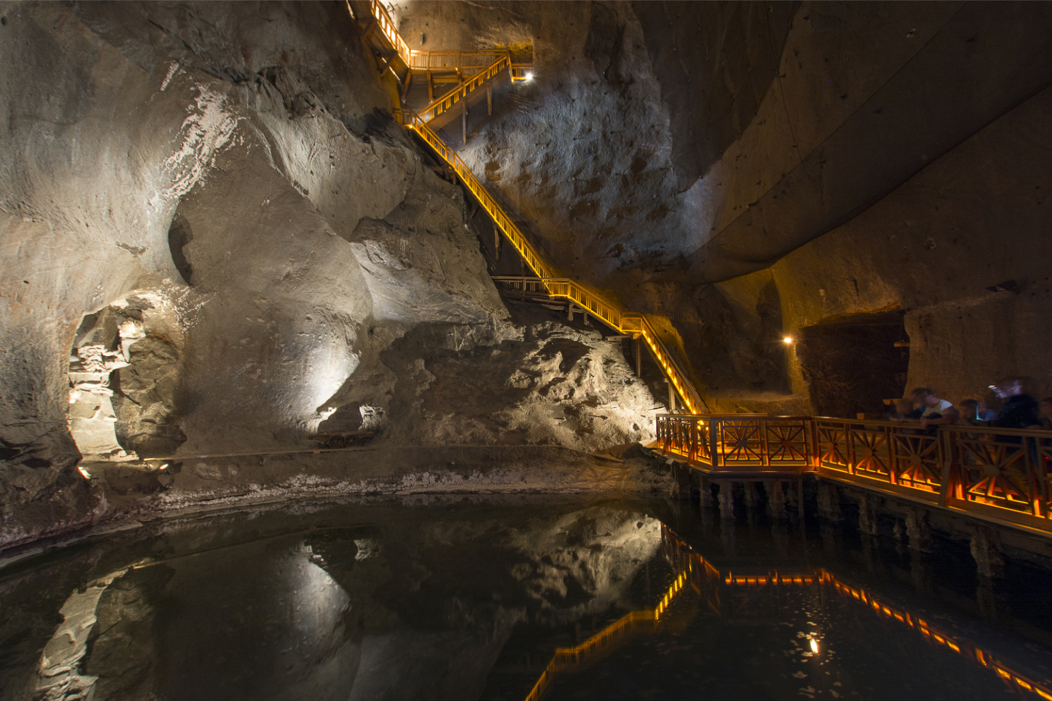 Maanalainen suolajärvi Wieliczkan suolakaivoksessa