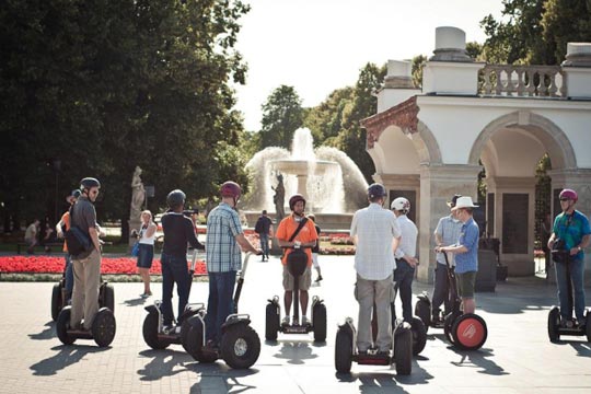 Tutustu Varsovaan Segway-henkilökuljettimen kyydissä!