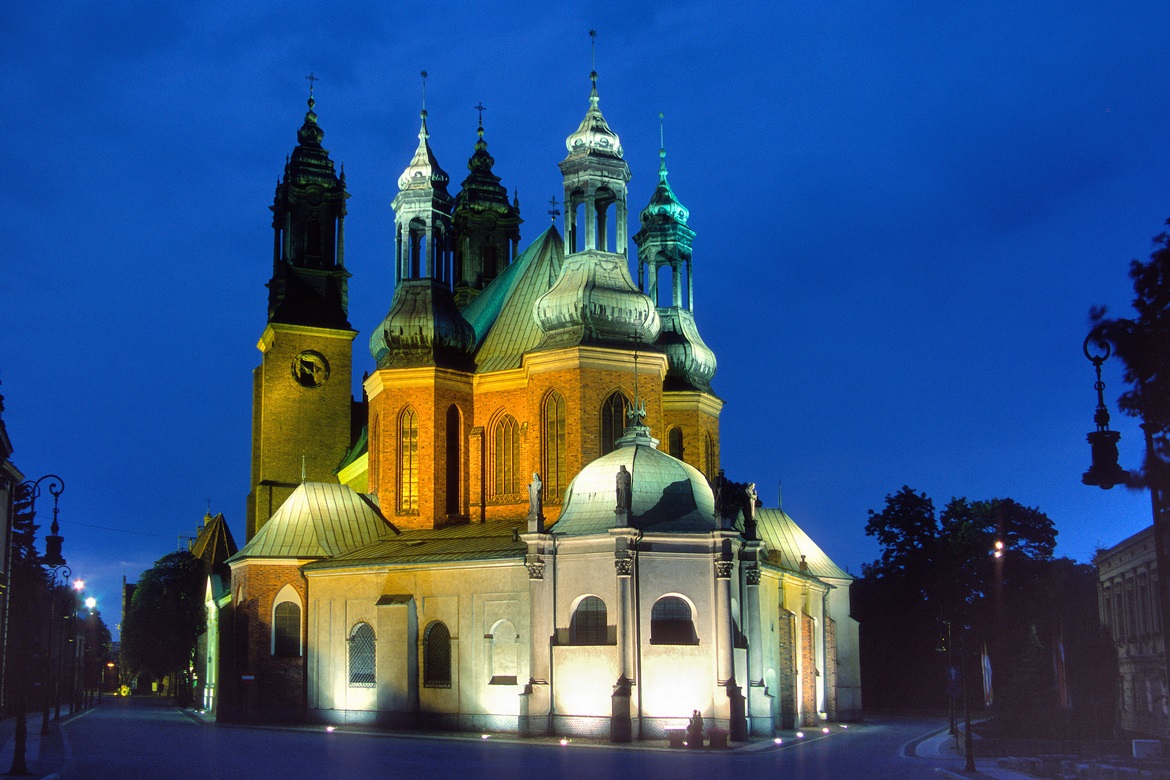 Poznańin katedraali yöllä