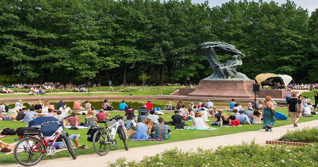 A-Chopin-concert-in-the-Royal-Lazienki-Park_artikkelikuva-6-1024x538.jpg